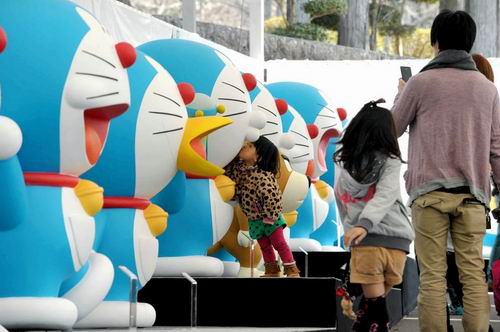 Sebuah anak gadis mencium salah satu patung Doraemon seukuran nyata di tempat parkir stasiun Togendai milik Hakone Ropeway Co. di Hakone, Prefektur Kanagawa. (Ryo Kato)