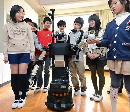 robovie-robot-elementary-school-japan